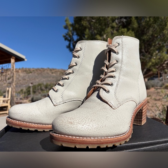 FRYE Sabrina 6G Lace Up Boots - Picture 5 of 16